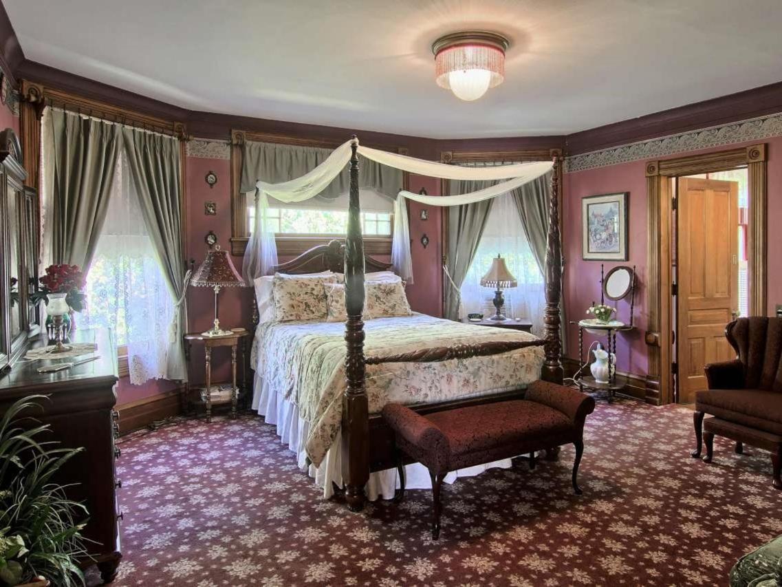 Standard Queen Room